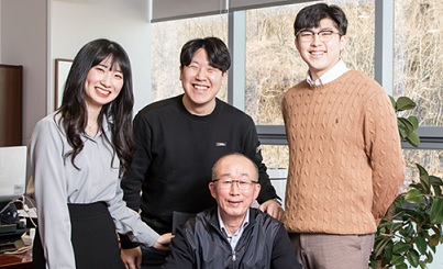 LIG넥스원 김지찬 대표(아래)가 입사 1년차 사원인 정보라(왼쪽부터), 박진성, 안종흠 씨와 공감토크를 나눴다. [LIG넥스원 제공]