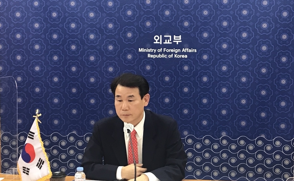 Jeong Eun-bo, South Korea's top negotiator in defense cost-sharing talks with the United States, holds video talks with his US counterpart, Donna Welton, at the foreign ministry in Seoul on Friday, in this photo provided by the ministry. (Ministry of Foreign Affairs)