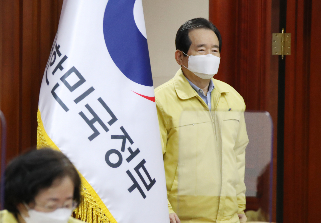 정세균 국무총리가 휴일인 6일 오전 정부서울청사에서 열린 신종 코로나바이러스 감염증(코로나19) 대응 중앙재난안전대책본부(중대본) 회의에 참석하고 있다. [연합]