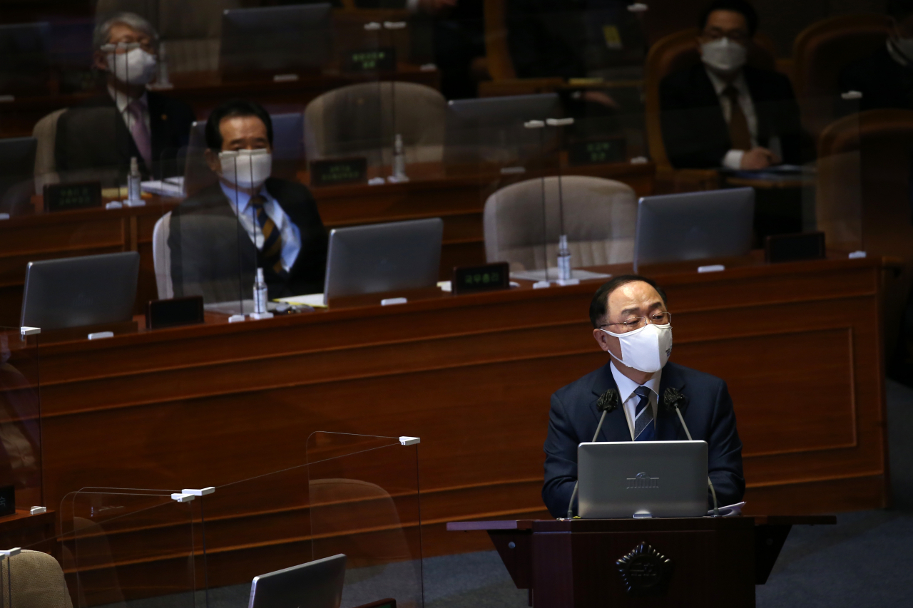 홍남기 경제부총리가 5일 국회 본회의에서 진행된 경제분야 대정부 질문에서 답변하고 있다. 연합뉴스