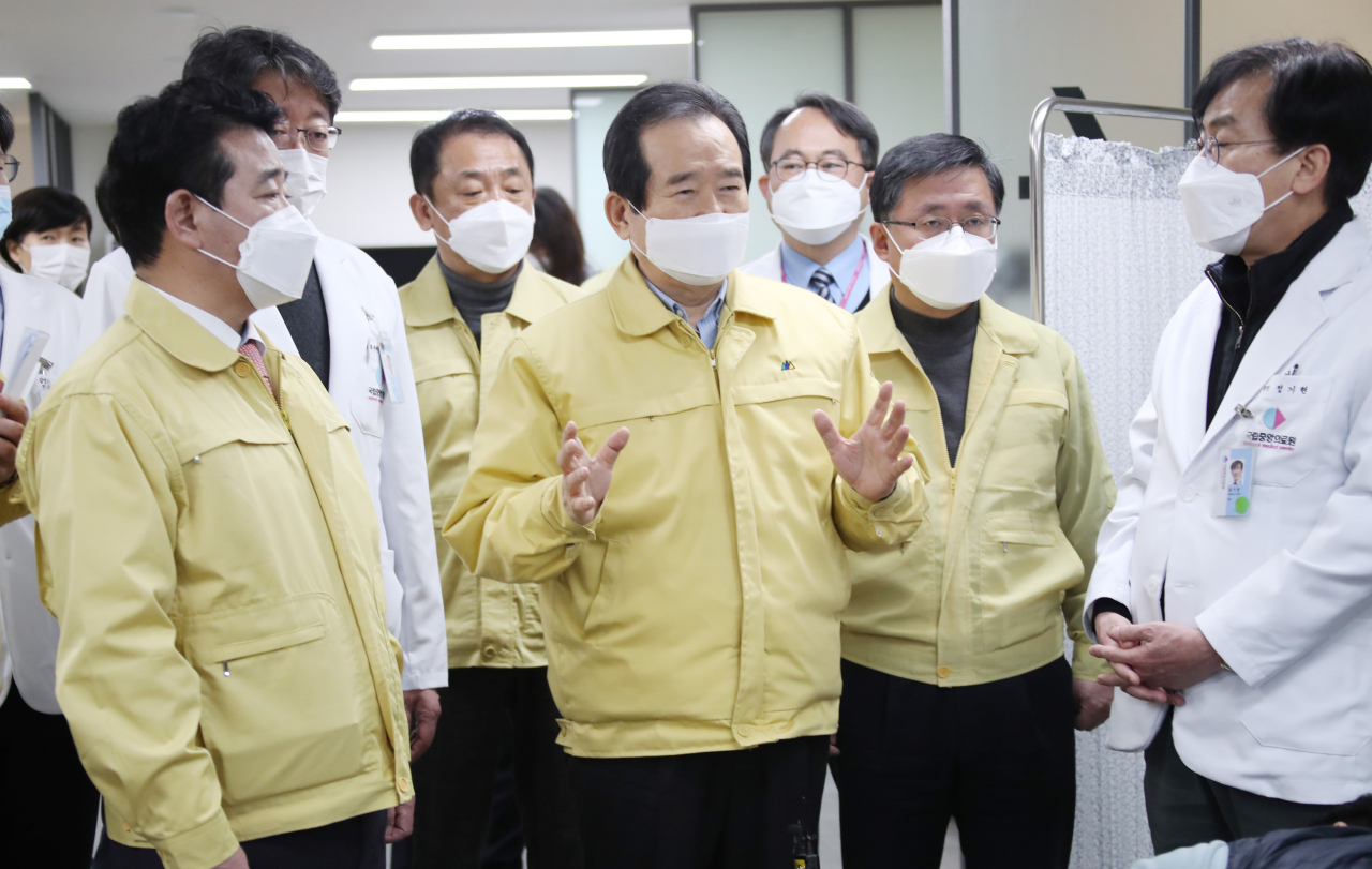 정세균(가운데) 국무총리가 6일 서울 중구 국립중앙의료원 코로나19 백신 중앙예방접종센터를 방문해 당부 말을 하고 있다.［연합］