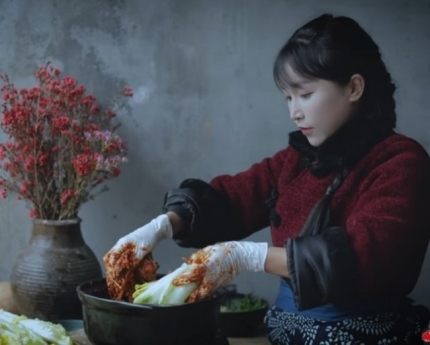 중국 유명 유튜버 리쯔치. 한국의 전통 방식으로 배추를 소금에 절이고 양념을 해 김치를 담그는 영상을 올리며 ‘중국의 음식’이란 해시태그를 달아 논란이 됐다. 그녀는 구독자 1410만명을 돌파하면서 유튜브 중국어 채널 최다 구독자 부문 기네스 신기록을 세웠다. [리쯔치 유튜브 캡처]