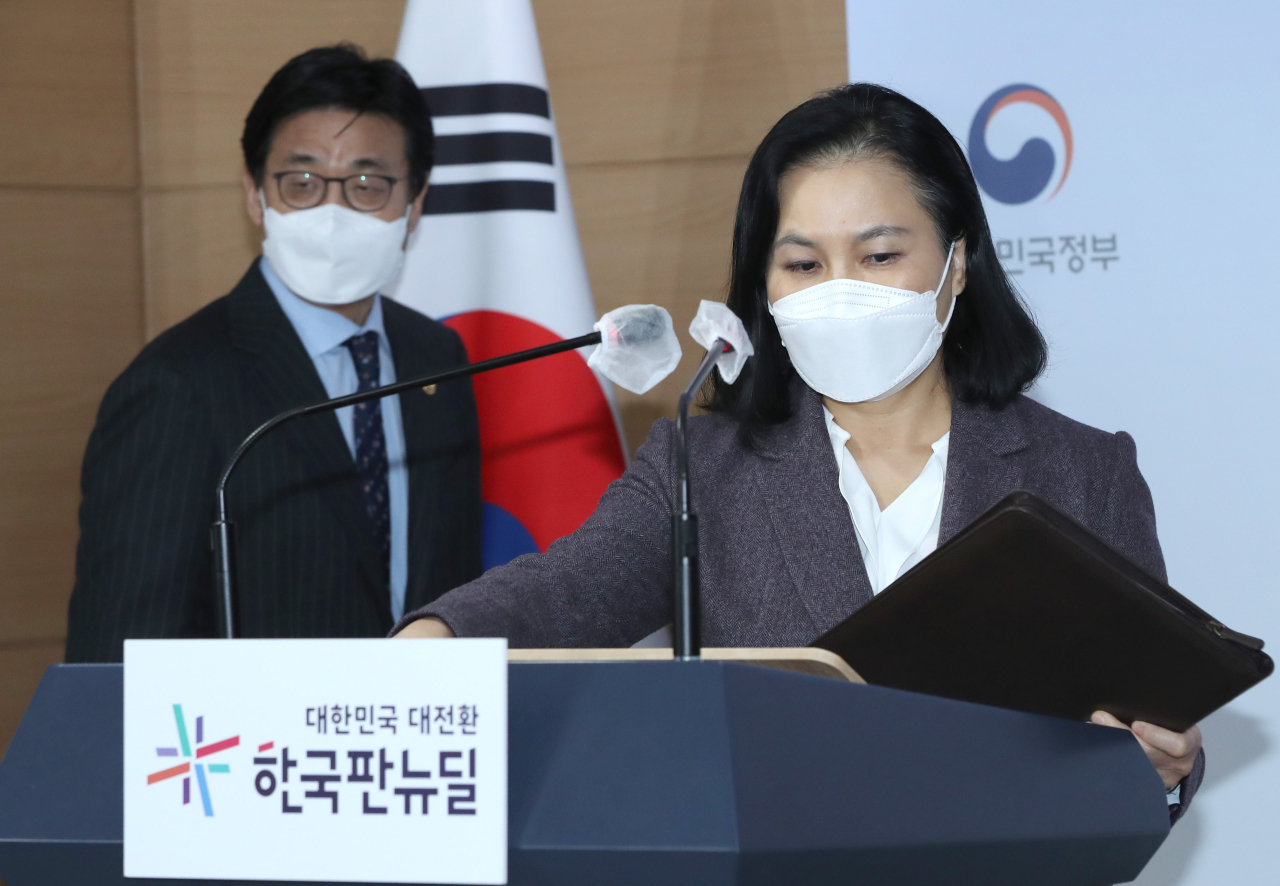 유명희 통상교섭본부장이 5일 오후 정부서울청사에서 WTO 사무총장 후보직 사퇴 입장을 발표하기 위해 회견장에 들어서고 있다. [연합]