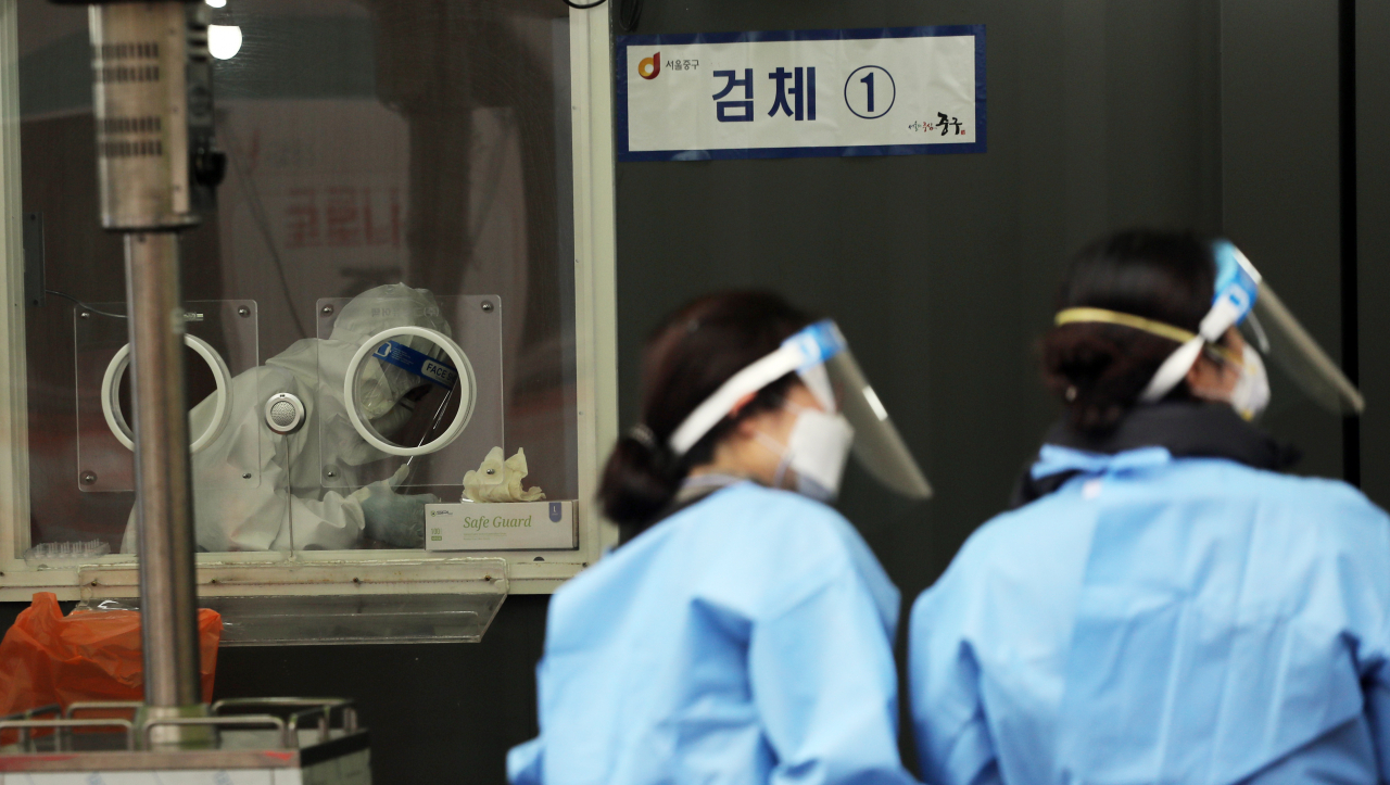 서울역광장 임시선별진료소 모습 [연합]