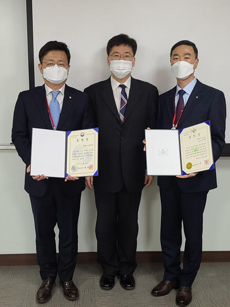 한화시스템이 '2020년 방산기술보호 유공 표창 수여식'에서 산·학·연부문 방사청상 표창과 개인부문 국방부 장관 표창을 수상해 2관왕의 영예를 안았다. 왼쪽부터 지상민 한화시스템 사업운영담당, 박대규 방위사업청 국방기술보호국장, 여상태 한화시스템 보안팀 부장. [한화시스템 제공]