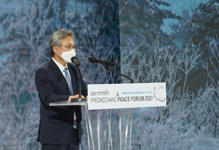 7일 강원도 평창군 알펜시아 컨벤션센터에서 개최된 ‘2021 평창평화포럼’개회식에서 포럼 공동위원장인 손혁상 코이카 이사장이 환영사를 통해 코로나19 위기 속 지속가능발전목표(이하 SDGs)와 평화의 중요성에 대해 발표하고 있다. [코이카 제공]