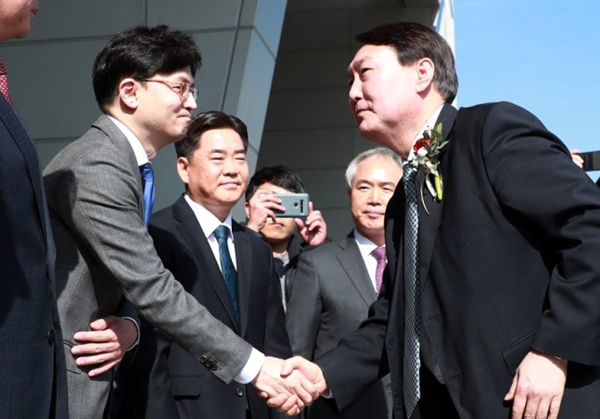 조국 전 장관을 수사했다가 수사업무에서 배제된 한동훈 검사장(왼쪽)이 윤석열 전 검찰총장과 악수하는 장면 [연합]