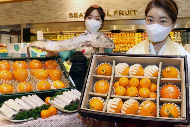 Models show Lunar New Year gift sets. (Shinsegae Department Store)