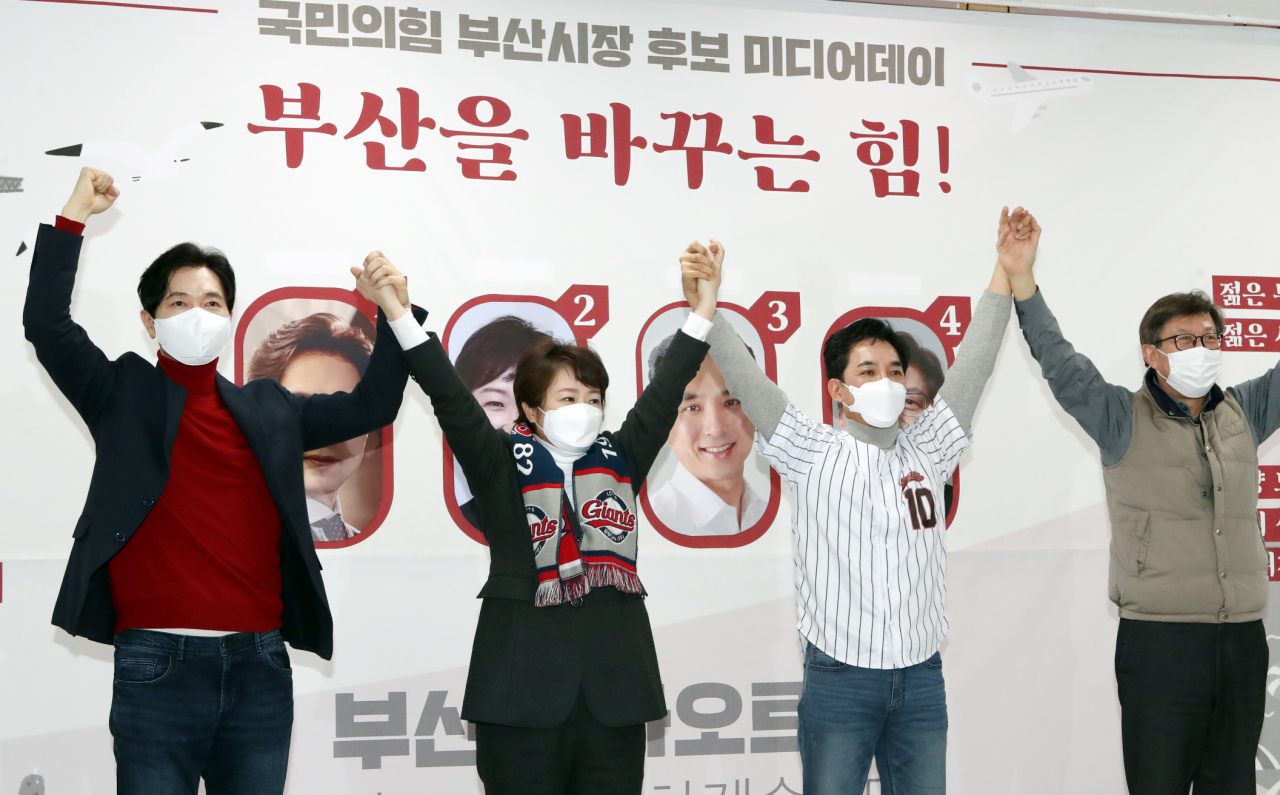 7일 오후 부산 수영구 국민의힘 부산시당에서 열린 미디어데이 행사에 참석한 부산시장 보궐선거 본경선 진출자 4명이 기호 추첨을 마친 뒤 기념촬영을 하고 있다. 왼쪽부터 1번 박성훈, 2번 이언주, 3번 박민식, 4번 박형준 예비후보. [연합]