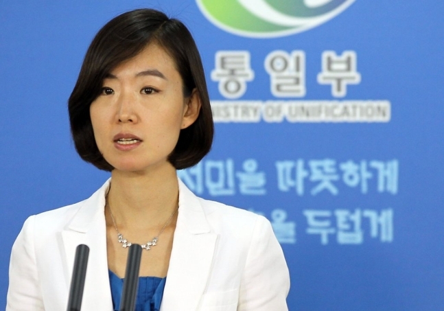 Lee Jong-joo, new spokesperson of the Unification Ministry, speaks during a press briefing in this photo taken in 2011, when she served as the ministry's deputy spokesperson.(Yonhap)