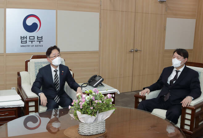 박범계 법무부장관(왼쪽)과 윤석열 검찰총장. [법무부 제공]