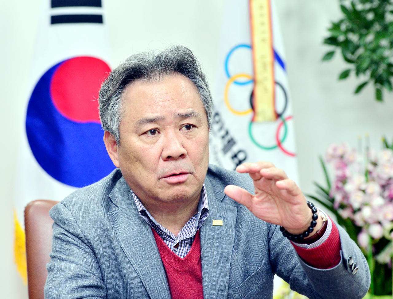 지난달 재선된 이기흥 대한체육회장이 향후 운영방안에 대해 설명하고 있다. /박현구 기자phko@heraldcorp.com