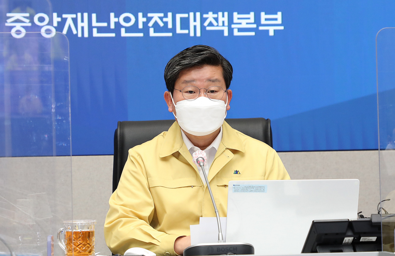 전해철 중앙재난대책본부 제2차장(행정안전부 장관)이 8일 오전 정부서울청사에서 '코로나19 대응 중대본 회의' 에서 모두발언을 하고 있다. ［행정안전부 제공］