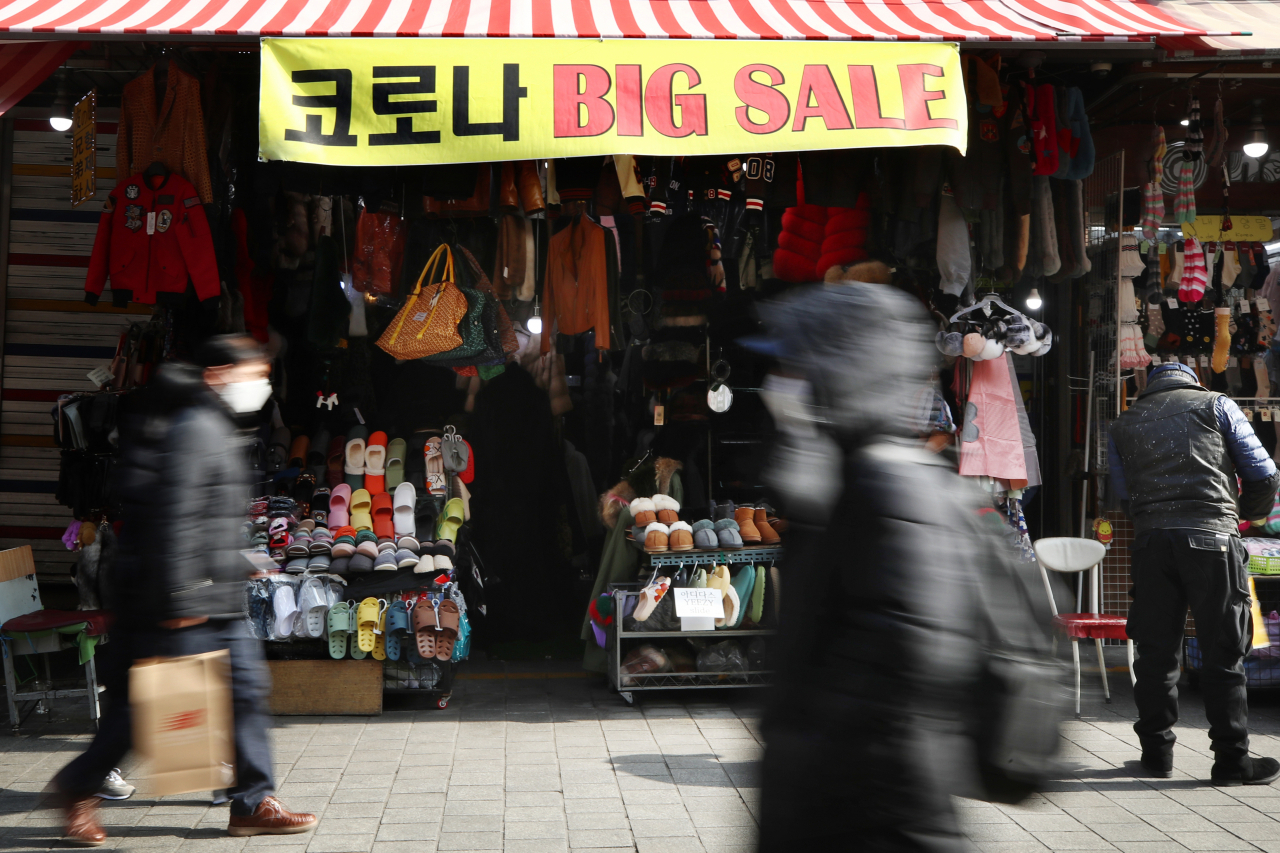 설 연휴를 앞둔 주말인 7일 서울 남대문 시장 한 점포에 '코로나 빅 세일' 현수막이 걸려 있다. 업계에 따르면 남대문시장은 문화체육관광부가 지정한 13개 시·도 33개 관광특구 중 '명동·남대문·북창 관광특구'로 인근 지역과 함께 묶여 있어 코로나19로 하늘길이 막힌 이후 내수만으로 굴러가던 시장보다 타격이 더욱 큰 것으로 나타났다. [연합]