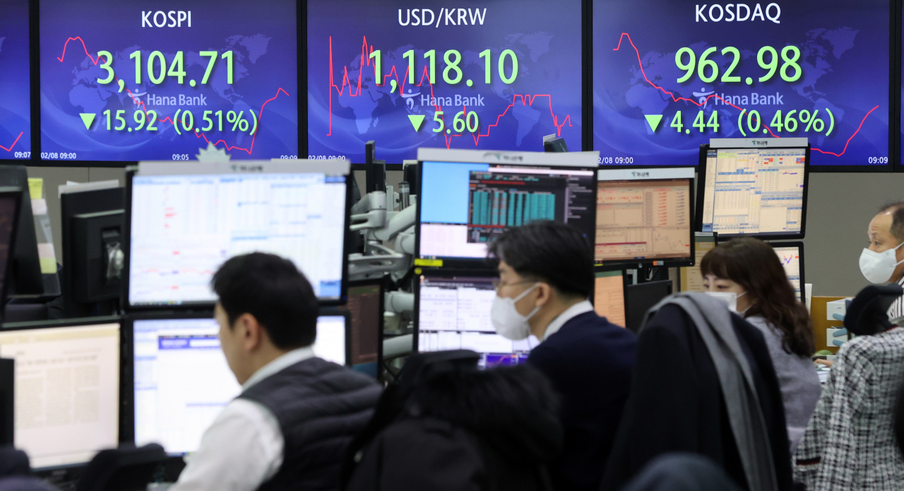 8일 서울 명동 하나은행에서 직원들이 업무를 보고 있다. 이날 오전 9시 1분 현재 코스피는 전장보다 7.00포인트(0.22%) 내린 3113.63에서 출발해 약세 흐름을 보이고 있다. [연합]
