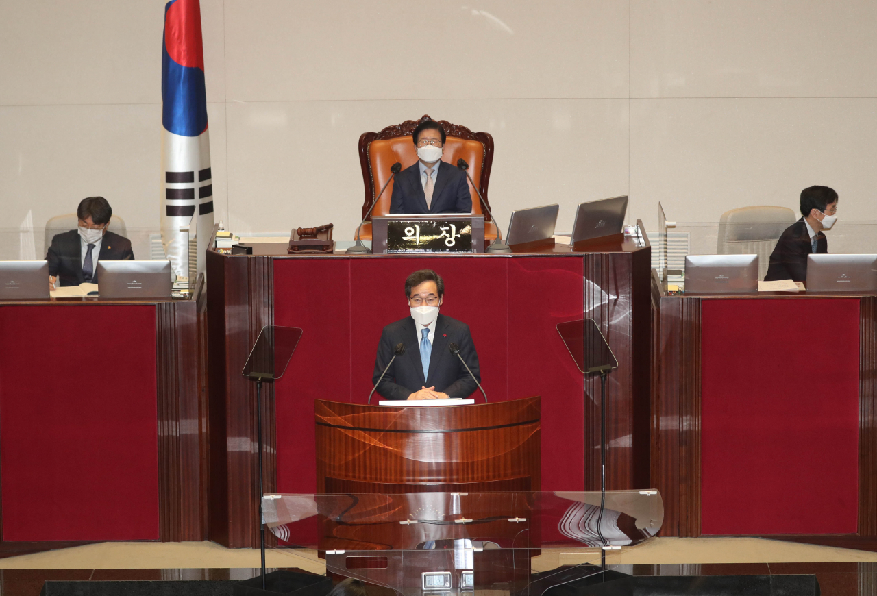 이낙연 더불어민주당 대표가 지난 2일 오전 서울 여의도 국회 본회의장에서 열린 본회의에서 교섭단체 대표연설을 하고 있다. 이 대표는 이날 재난지원금 선별+보편지급 동시 추진을 언급했고 이후 논란이 증폭되고 있다. [연합]