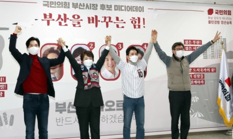 7일 오후 부산 수영구 국민의힘 부산시당에서 열린 미디어데이 행사에 참석한 부산시장 보궐선거 본경선 진출자 4명이 기호 추첨을 마친 뒤 기념촬영을 하고 있다. 왼쪽부터 1번 박성훈, 2번 이언주, 3번 박민식, 4번 박형준 후보.[연합]