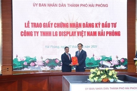베트남 하이퐁시 인민위원회와 LG디스플레이 측 관계자가 투자 인증서 양해각서를 채결하고 있다. [하이퐁시 제공]