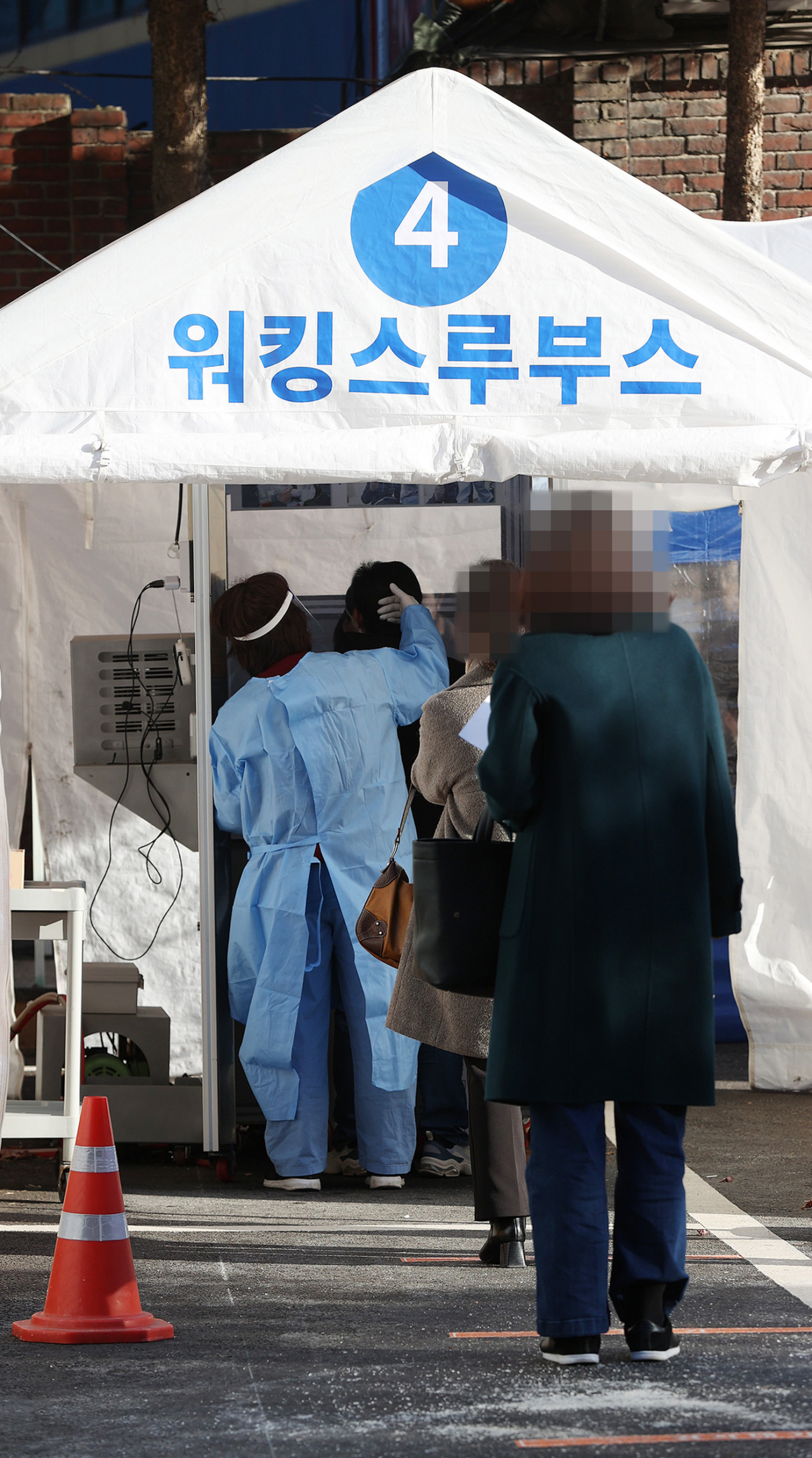 국내 신종 코로나바이러스 감염증(코로나19) 신규 확진자 수가 200명대로 떨어진 8일 오전 서울 중구 국립중앙의료원에 마련된 해외출국선별진료소에서 시민들과 외국인들이 검사를 받기 위해 기다리고 있다. [연합]