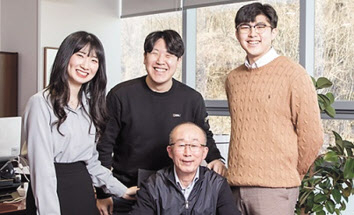 LIG넥스원 김지찬 대표(아래)가 입사 1년차 사원인 정보라(왼쪽부터), 박진성, 안종흠 씨와 공감토크를 나눴다. [LIG넥스원 제공]