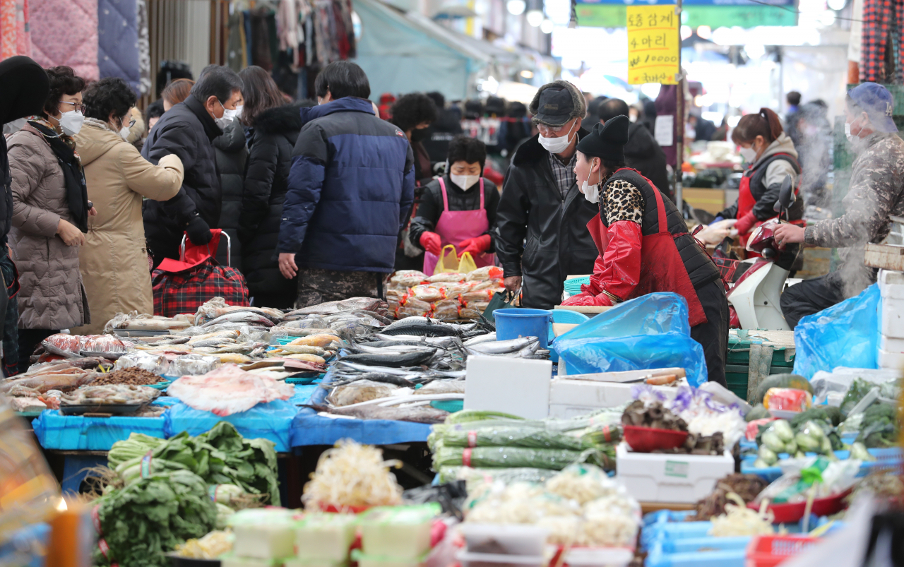 설 명절을 앞둔 전통시장. [연합]