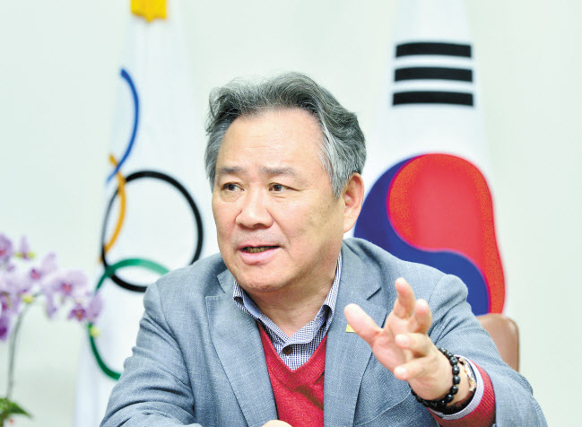 지난달 재선된 이기흥 대한체육회장이 향후 운영방안에 대해 설명하고 있다. 박현구 기자