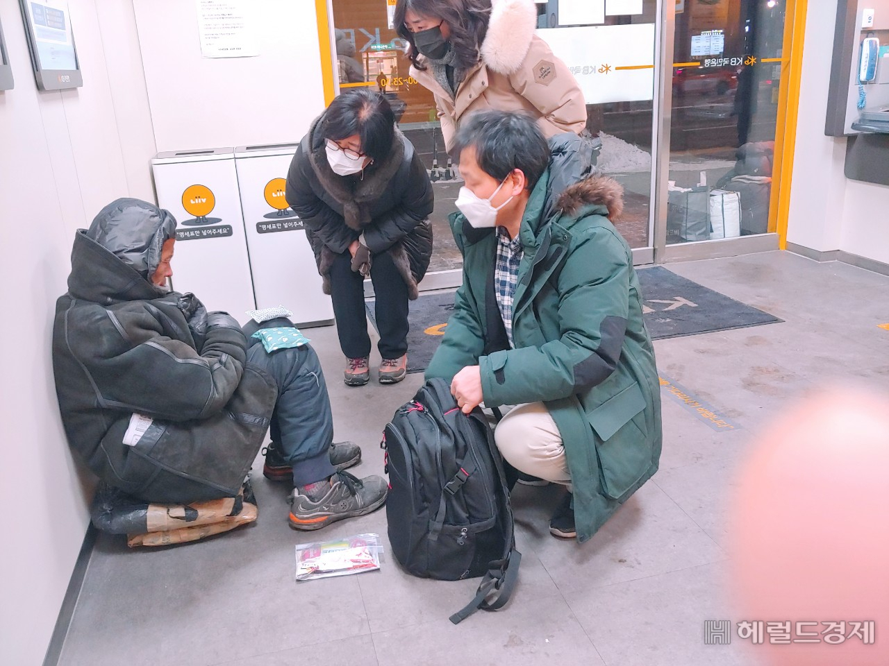 서초구청 공무원들이 노숙인을 상대로 시설에 입소할 것을 권유하고 있다. [서초구 제공]