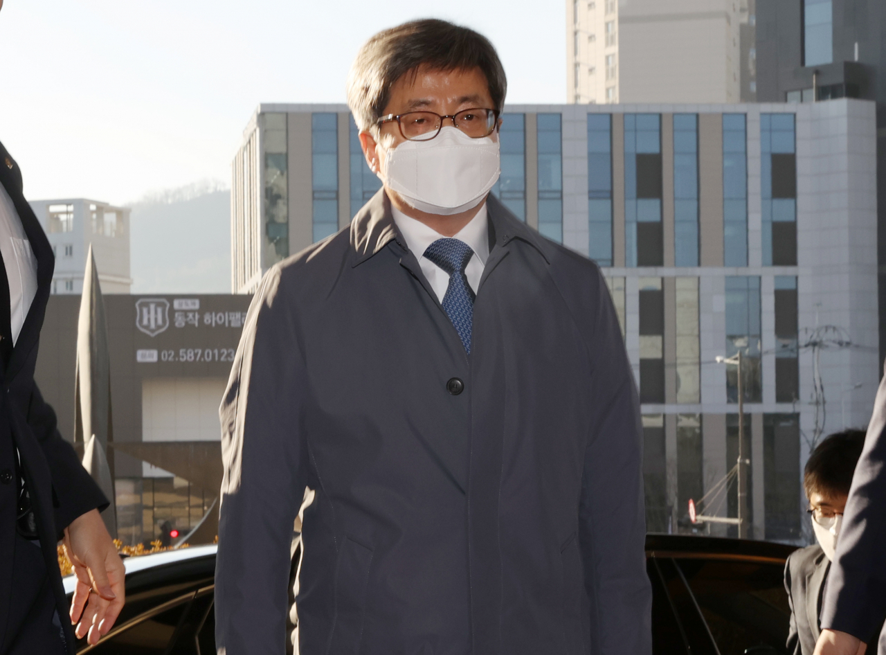 김명수 대법원장이 8일 오전 서울 서초구 대법원으로 출근하고 있다. [연합]