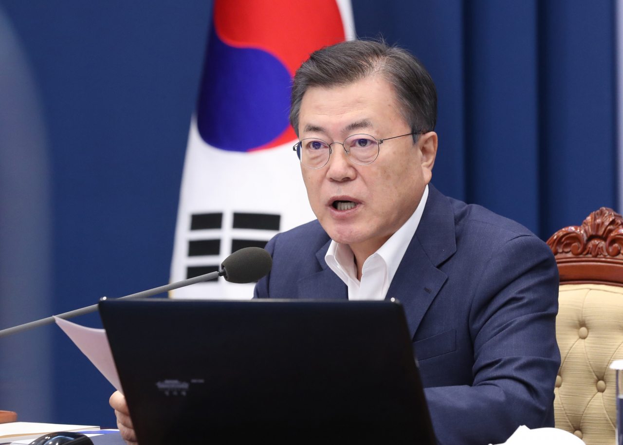 문재인 대통령이 8일 오후 청와대에서 열린 수석·보좌관 회의에서 발언을 하고 있다. [연합]