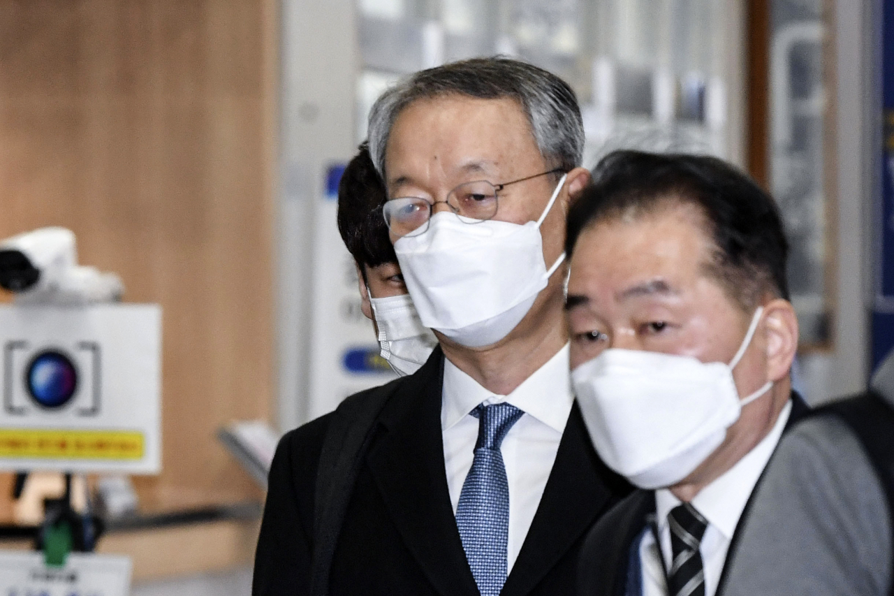 월성 1호기 원전 경제성 평가 조작에 관여한 혐의 등을 받는 백운규 전 산업통상자원부(산업부) 장관이 8일 오후 영장심사를 받기 위해 대전지방법원 법정으로 이동하고 있다. [연합]