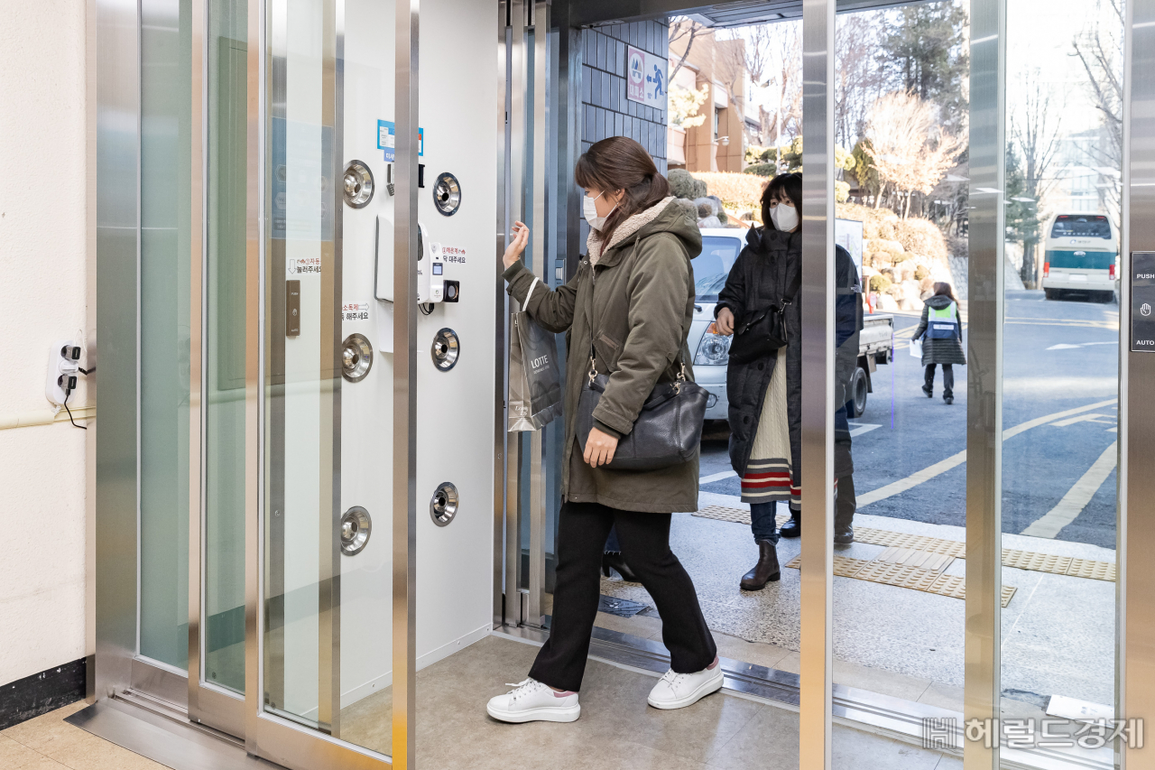 광진구 청사 민원복지동 입구에 설치된 클린워크를 주민들이 이용하고 있다. [광진구 제공]