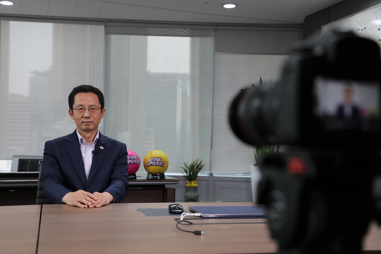 박춘원 흥국생명 대표이사의 영상 촬영 장면.