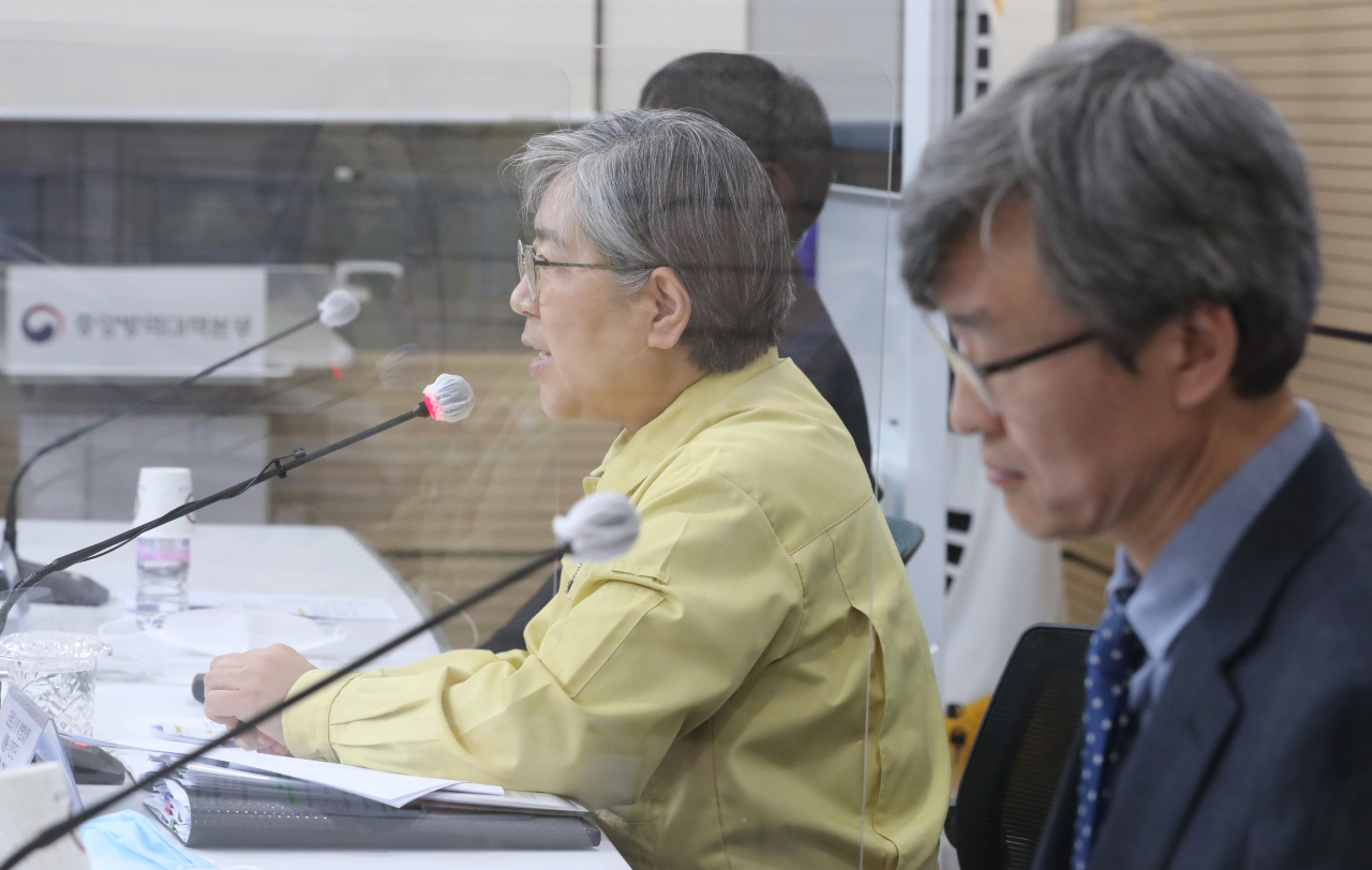 코로나19 예방접종 대응 추진단장을 맡은 정은경 중앙방역대책본부장(질병관리청장)이 8일 오후 충북 청주시 질병관리청에서 열린 신종 코로나바이러스 감염증(코로나19) 백신 예방접종과 관련한 궁금증 등을 묻고 답하는 시민참여형 특집 브리핑에서 어르신의 질문에 답변하고 있다. 오른쪽은 남재환 가톨릭대 의생명과학과 교수. [연합]