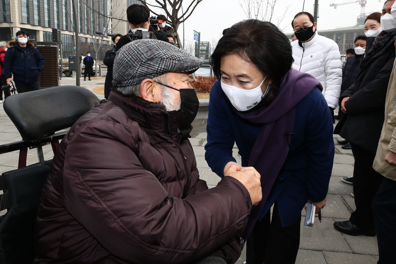 더불어민주당 박영선 서울시장 예비후보가 7일 서울 강서구 마곡나루역 광장에서 지지자들과 인사하고 있다. [국회사진기자단]