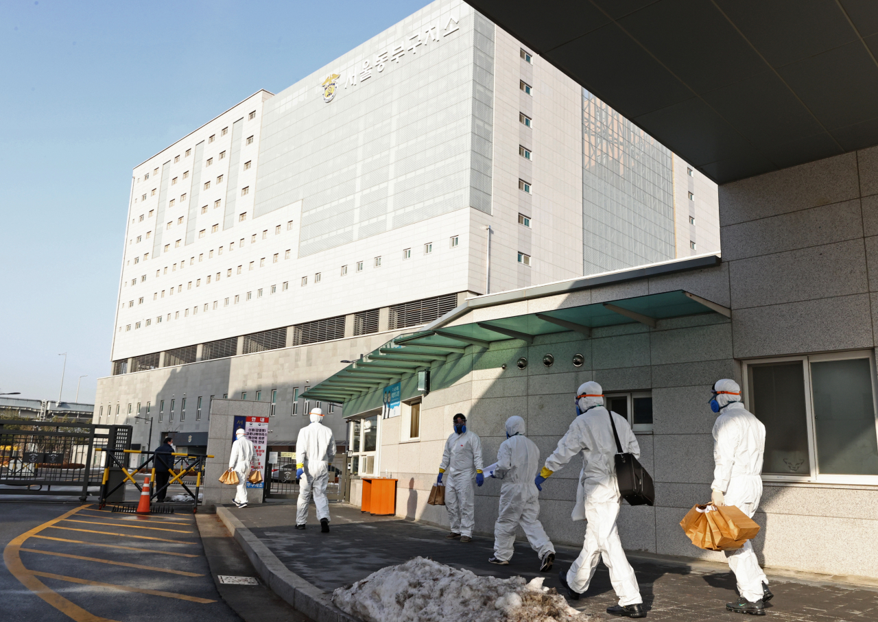 정부가 교정시설의 코로나19 확산을 막기 위해 수형자 900여 명을 조기 가석방하기로 한 지난달 14일 오전 서울 송파구 동부구치소에서 방호복을 입은 관계자들이 이동하는 모습. [연합]