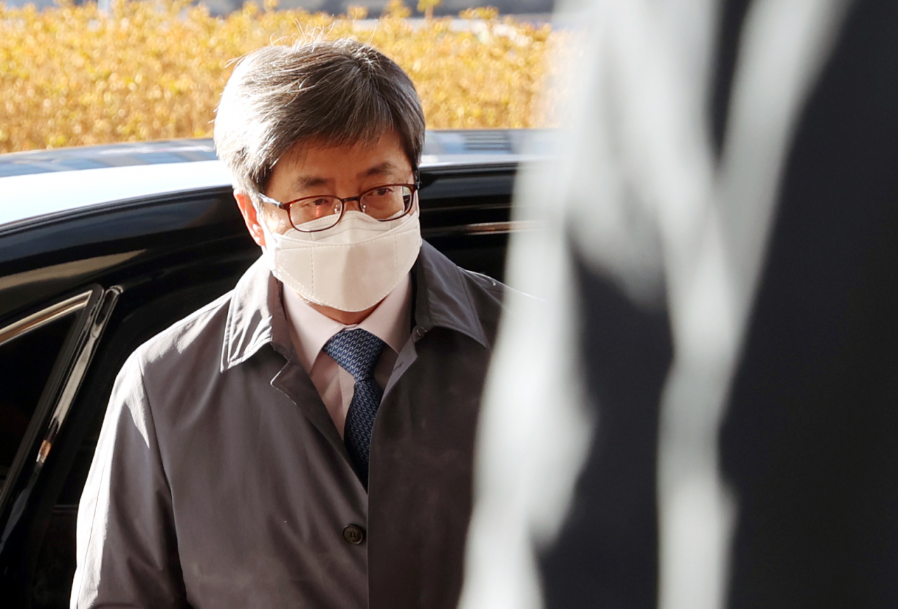 김명수 대법원장이 8일 오전 서울 서초구 대법원으로 출근하고 있다. [연합]