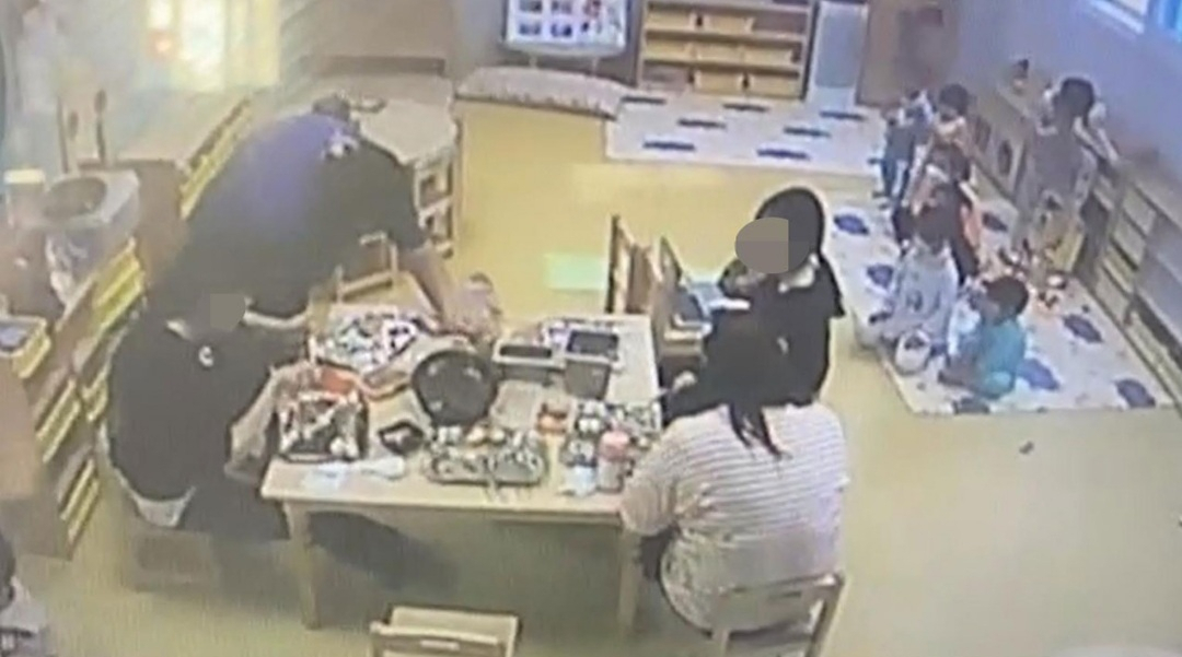 인천 국공립 어린이집의 보육교사들이 아이들은 방치한 채 점심시간에 둘러앉아 고기를 구워먹고 있다. [연합]