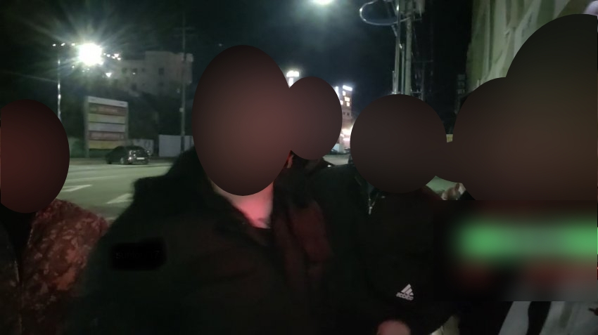 지난 3일 팝콘티비의 한 유명 BJ가 5인 이상 집합금지 명령을 어기고 7명과 함께 실시간 방송을 하는 모습. 이들은 2박 3일간 부산에서 목포로 낚시 여행을 떠나 다같이 식사, 이동, 숙박 등을 한 것으로 나타났다. 심지어 마스크조차 제대로 끼지 않았다. [사진 제보자 제공] [팝콘티비 캡처]