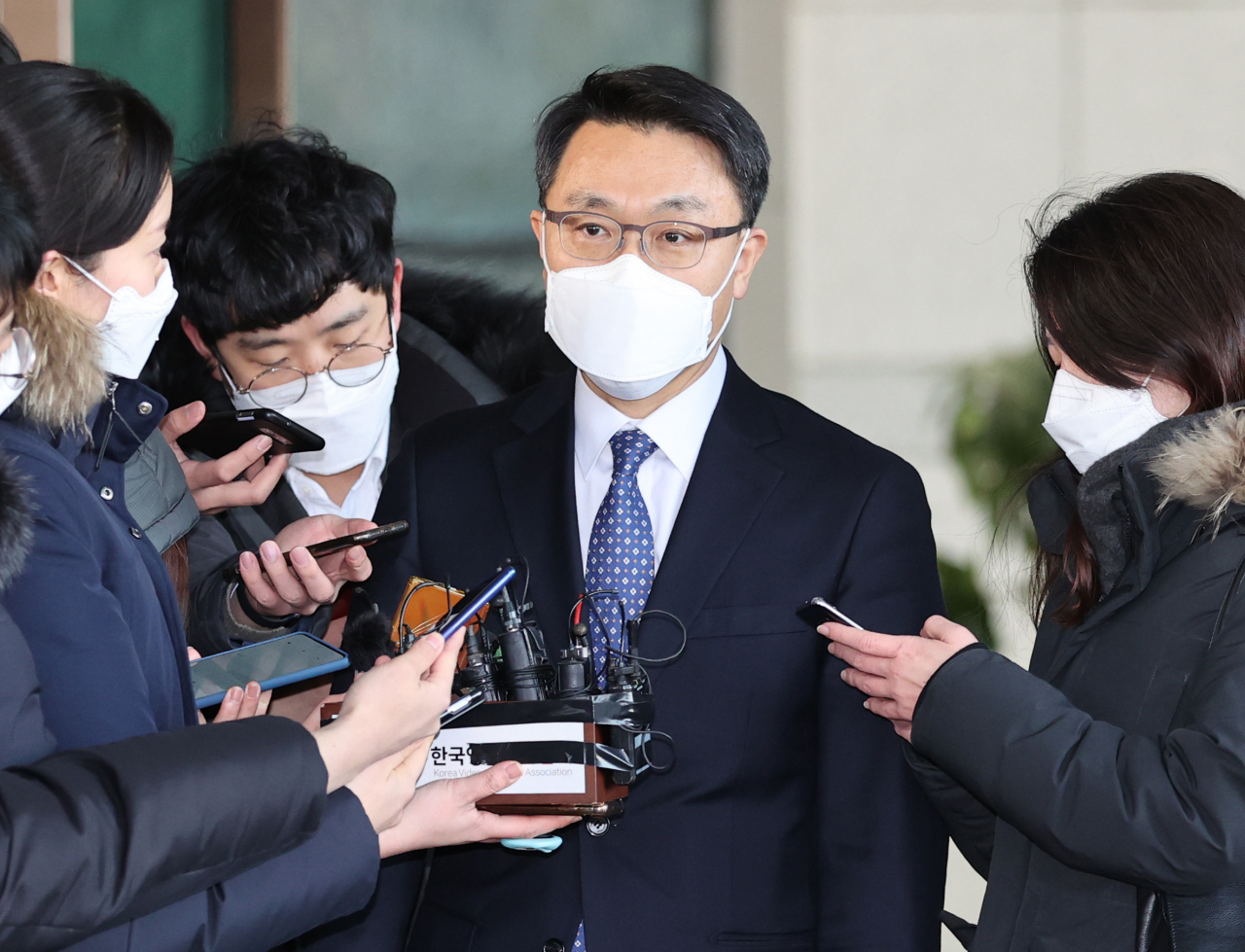 8일 윤석열 검찰총장과 면담을 마치고 취재진의 질문에 대답하고 있는 김진욱 고위공직자범죄수사처(공수처) 처장 [연합]