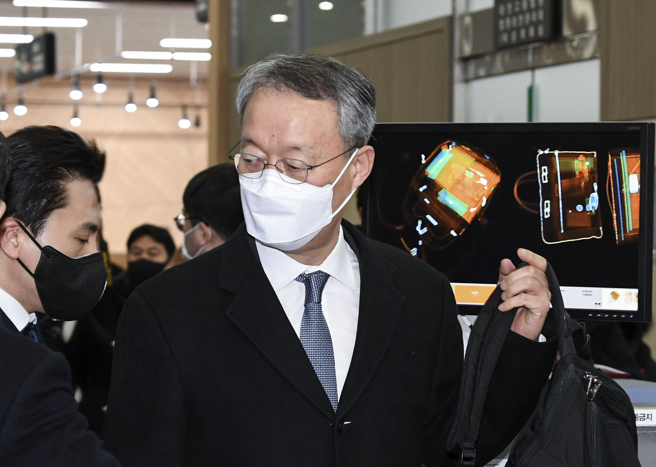 월성 1호기 원전 경제성 평가 조작에 관여한 혐의 등을 받는 백운규 전 산업통상자원부(산업부) 장관이 8일 오후 구속 전 피의자 심문(영장실질심사)을 받기 위해 대전지방법원에 출석하고 있다. [연합]