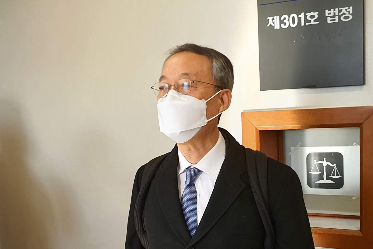 월성 1호기 원전 경제성 평가 조작에 관여한 혐의 등을 받는 백운규 전 산업통상자원부(산업부) 장관이 8일 오후 구속 전 피의자 심문(영장실질심사)을 받기 전 대전지방법원 301호 법정 앞에서 입장을 발표하고 있다. [연합]