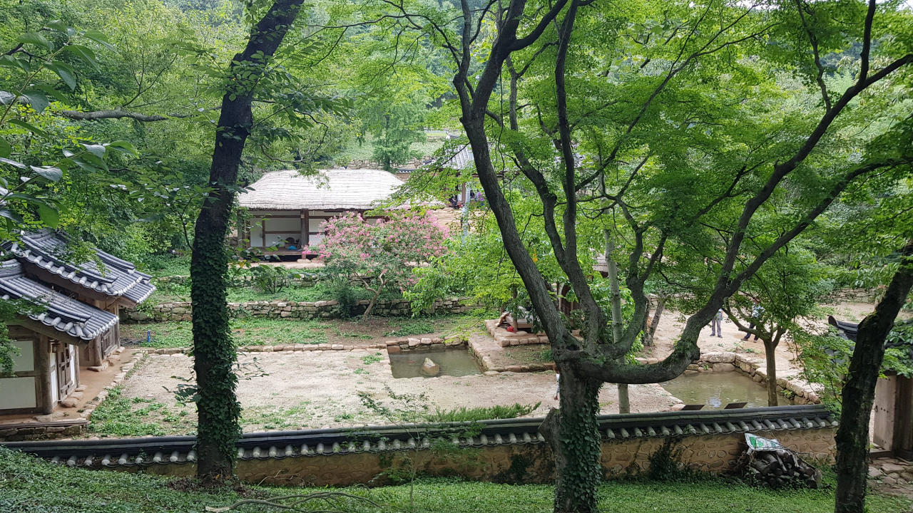 강진 원주이씨 병사공파 백운동 종가의 별서정원. 자연 계곡물이 마당을 들렀다가 다시 나가는 유상구곡이 보인다.