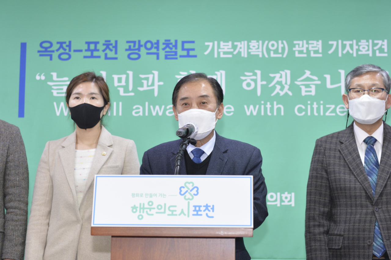 브리핑하는 박윤국 포천시장.[포천시]