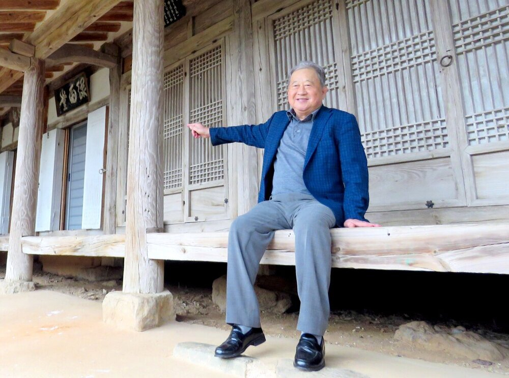 전남종가 104곳의 모임을 이끌고 있는 윤형식 녹우당 주인이 사랑채의 구조와 종가 전통에 대해 설명하고 있다.