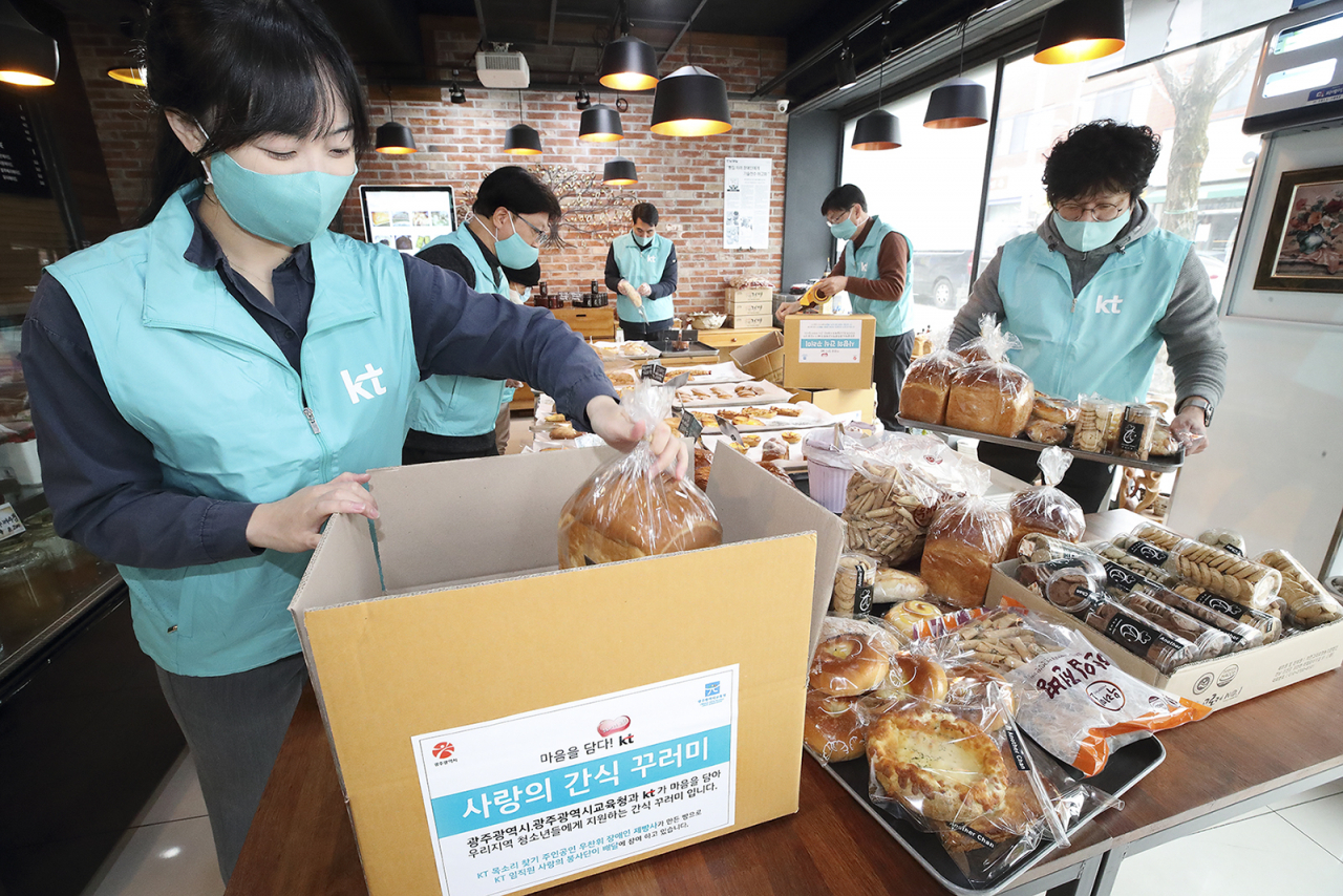 KT 직원들이 광주광역시 남구 '어나더찬 베이커리'에서 '사랑의 간식꾸러미'를 제작하고 있다. [KT제공]