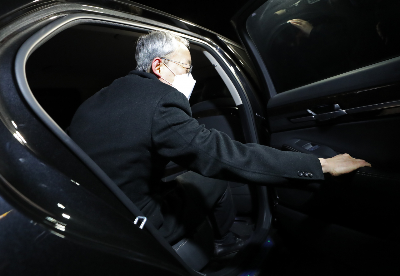 월성 1호기 원전 경제성 평가 조작에 관여한 혐의 등에 대한 구속영장이 기각된 백운규 전 산업통상자원부(산업부) 장관이 9일 오전 대전 유성구 대전구치소를 나온 뒤 차량에 탑승하고 있다. [연합]