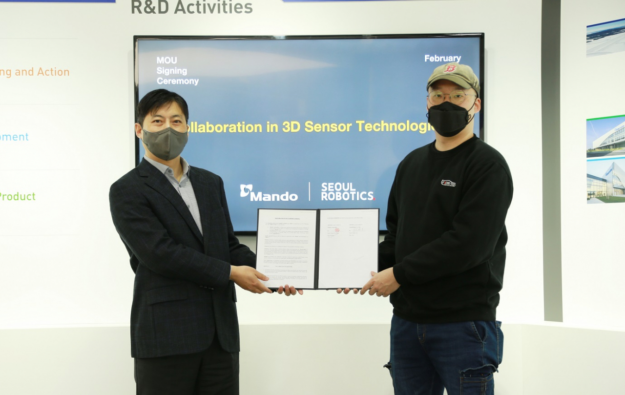만도 ADAS BU R&D 강형진 센터장(왼쪽)과 서울로보틱스 이한빈 대표가 판교 만도 R&D센터에서 MOU 체결 후 기념촬영을 하고 있다. [한라그룹 제공]