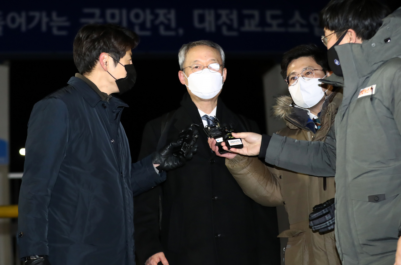 월성 1호기 원전 경제성 평가 조작에 관여한 혐의 등에 대한 구속영장이 기각된 백운규 전 산업통상자원부(산업부) 장관이 9일 오전 대전 유성구 대전구치소를 나서고 있다. [연합]