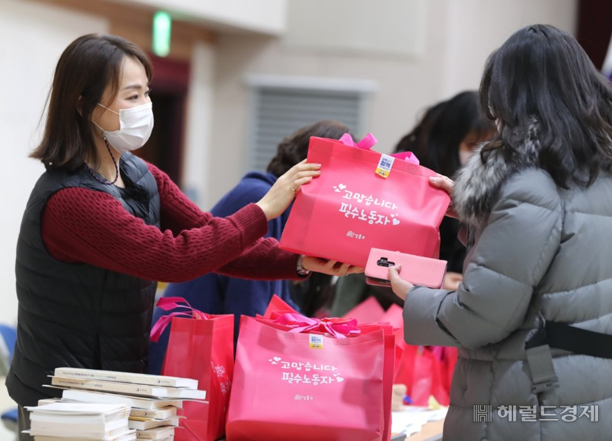 성동구 공무원들이 필수노동자에게 안전물품을 나눠주고 있다. [성동구 제공]