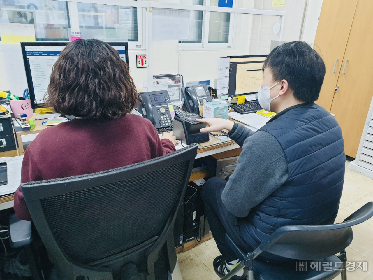강북구 번3동 주민센터에서 전자 지문등록 스캐너를 사용하고 있다. [강북구 제공]
